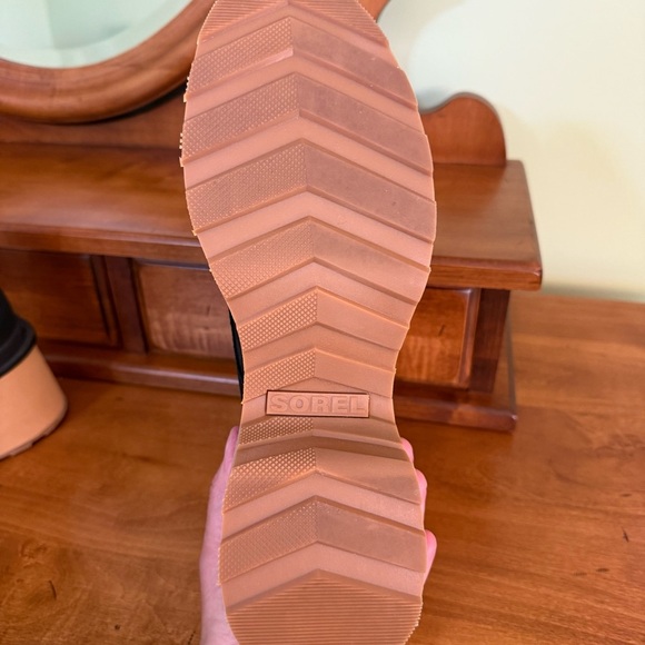 Sorel woman’s Hi-Line Black and Tan Heeled Lace-Up Boots  waterproof size 10 - Picture 9 of 12